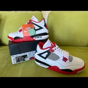NEVER WORN Air Jordan 4 Retro (Fire Red 2020)